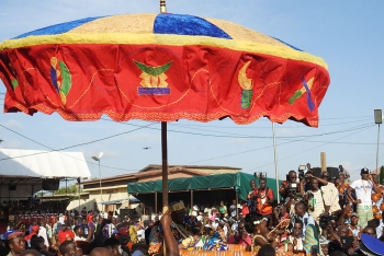 Première sortie du Roi et critique sociale